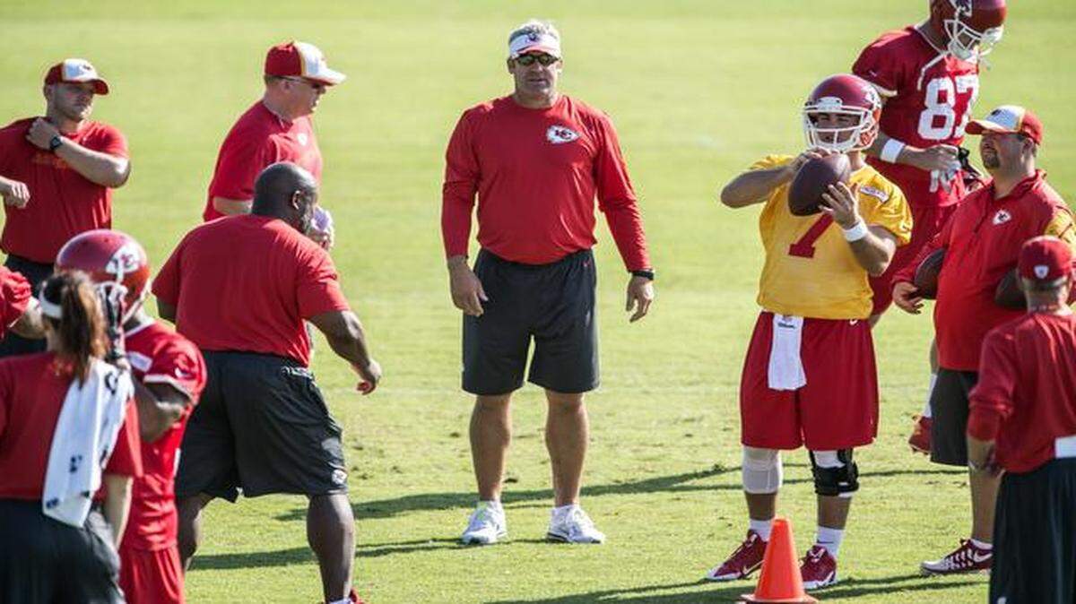 
Chiefs offensive coordinator Doug Pederson (center) watched the quarterbacks during training camp Wedneday at Missouri Western State University in St. Joseph.
