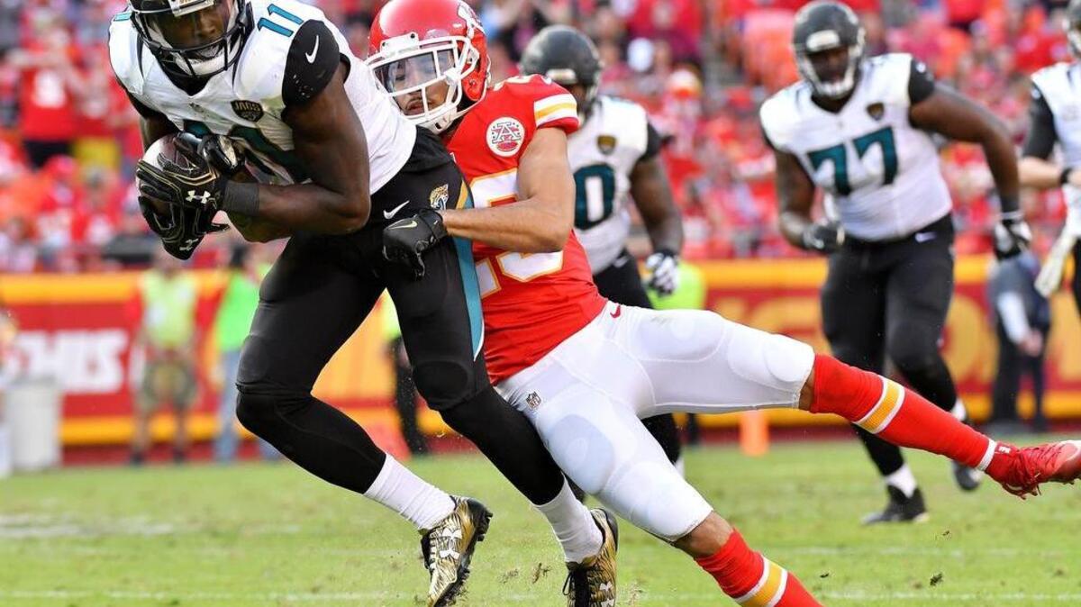 Marqise Lee makes a grab in front of the Kansas City defense in a 2016 game.