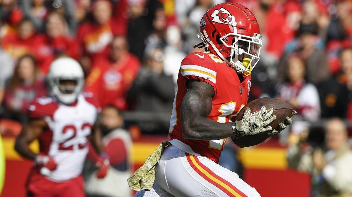 Chiefs receiver Tyreek Hill pulls in a pass from quarterback Patrick Mahomes