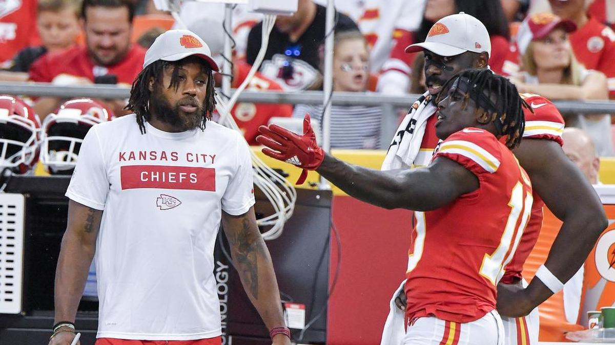 Safety Eric Berry, left, talks with wide receiver Tyreek Hill on the sideline during the Chiefs’ first preseason game at Arrowhead against the Texans.