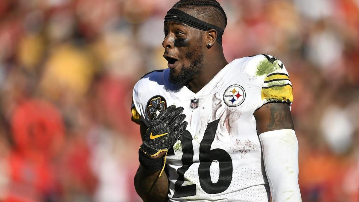 Pittsburgh Steelers running back Le’Veon Bell (26) reacted to Kansas City Chiefs fans yelling at him as the Steelers were backed up to their own 1-yard line in the second quarter after Akeem Hunt downed a Dustin Colquitt punt on October 15, 2017 at Arrowhead Stadium in Kansas City, Mo.