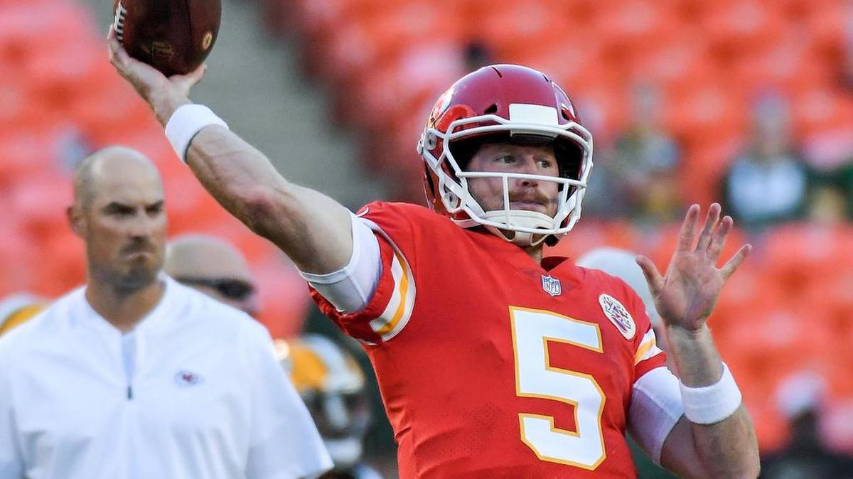 Kansas City Chiefs quarterback Matt McGloin warms up before Thursday’s preseason football game against the Green Bay Packers on August 30, 2018 at Arrowhead Stadium in Kansas City, Mo.