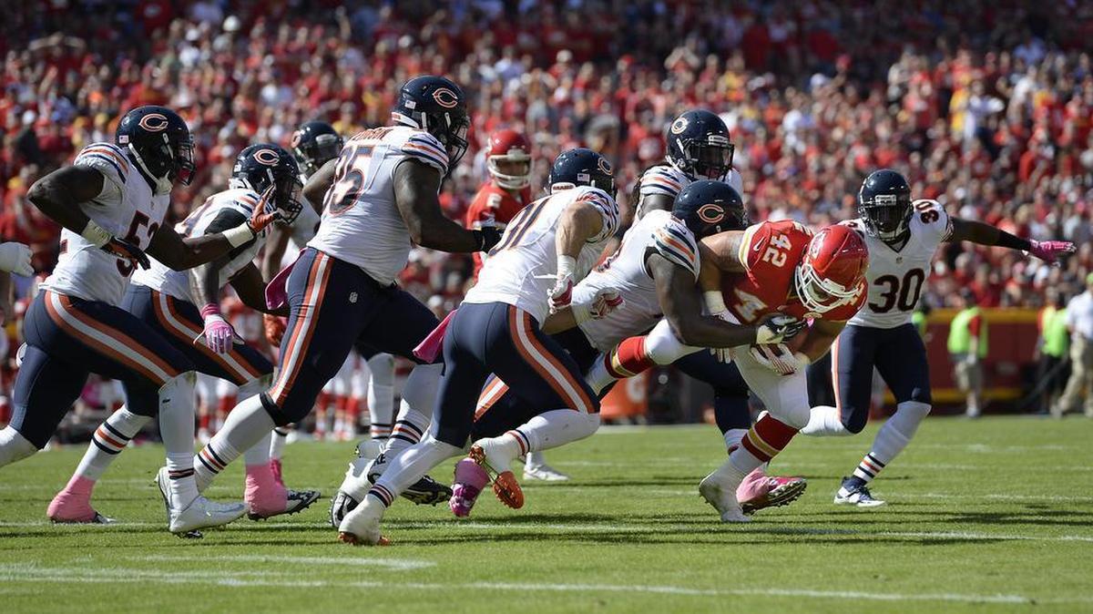 
After a blocked field goal attempt by the Chiefs in the third quarter, Anthony Sherman was brought down by a host of Chicago players as he tried to advance the deflected ball. The Bears defeated the Chiefs 18-17.
