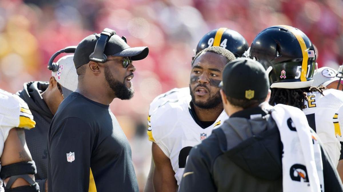 Pittsburgh Steelers head coach Mike Tomlin talked during a break with his team during the second quarter Sunday Oct. 25, 2015 at Arrowhead Stadium. The Chiefs won the game 23-13.