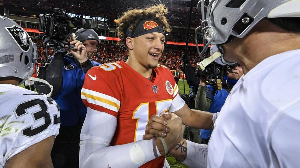 Kansas City Chiefs quarterback Patrick Mahomes met with Oakland Raiders quarterback Derek Carr on the field after the Chiefs defeated the Raiders 35-3 in Sunday’s football game on December 30, 2018 at Arrowhead Stadium in Kansas City, Mo.