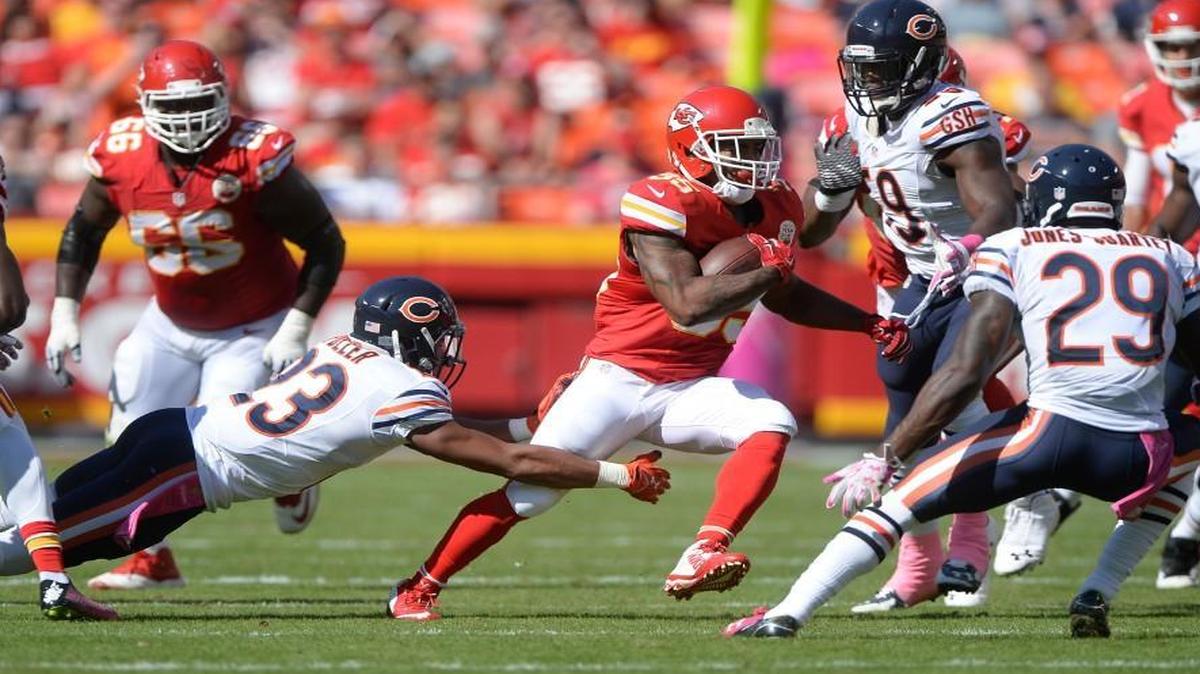 
Chiefs running back Charcandrick West ran through Chicago Bears defenders including cornerback Kyle Fuller (left) in the third quarter of Sunday’s game.
