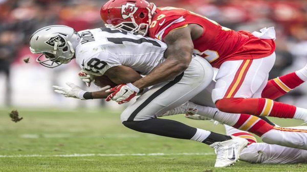 
Chiefs inside linebacker Joe Mays tackled Oakland Raiders wide receiver Andre Holmes during a 31-13 Kansas City victory in December.
