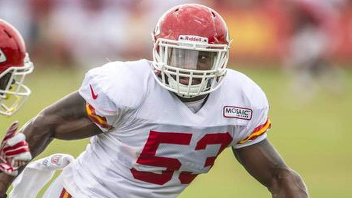 
Kansas City Chiefs inside linebacker Joe Mays (right) defended the pass route of running back De’Anthony Thomas during training camp at Missouri Western State University in St. Joseph.
