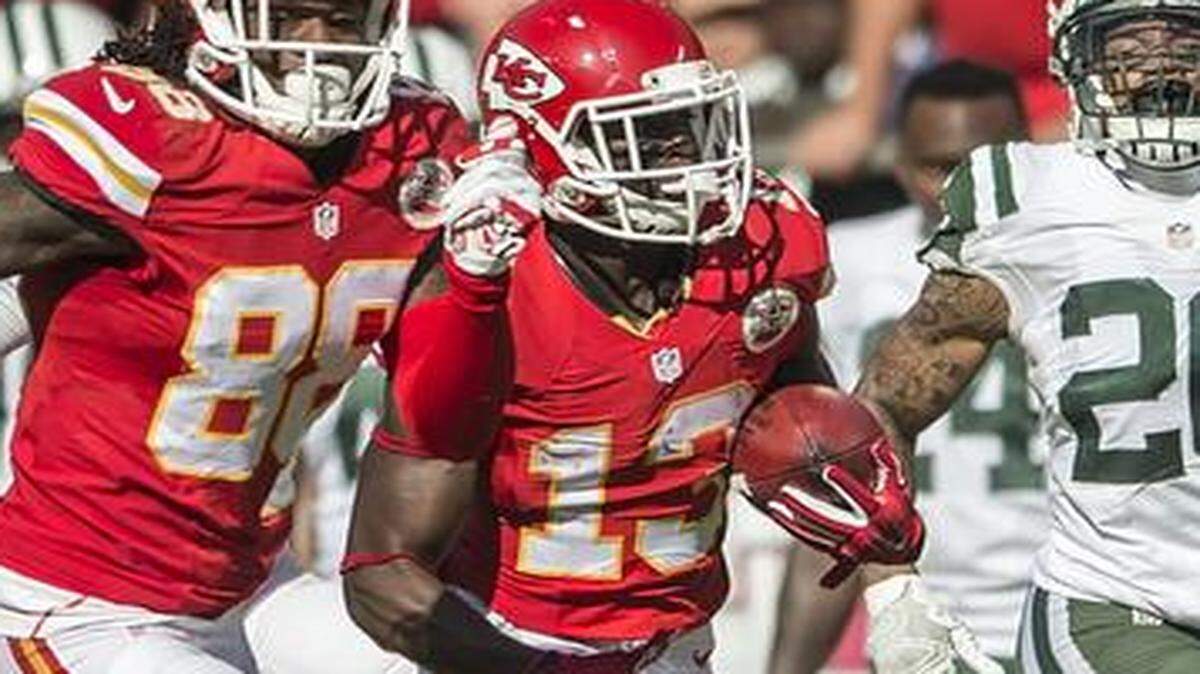 
Kansas City Chiefs running back De’Anthony Thomas (13, center) ran back a kickoff return for 78 yards in the second quarter, running past New York Jets cornerback Kyle Wilson (20) on November 2, 2014, at Arrowhead Stadium. The Chiefs won 24-10.
