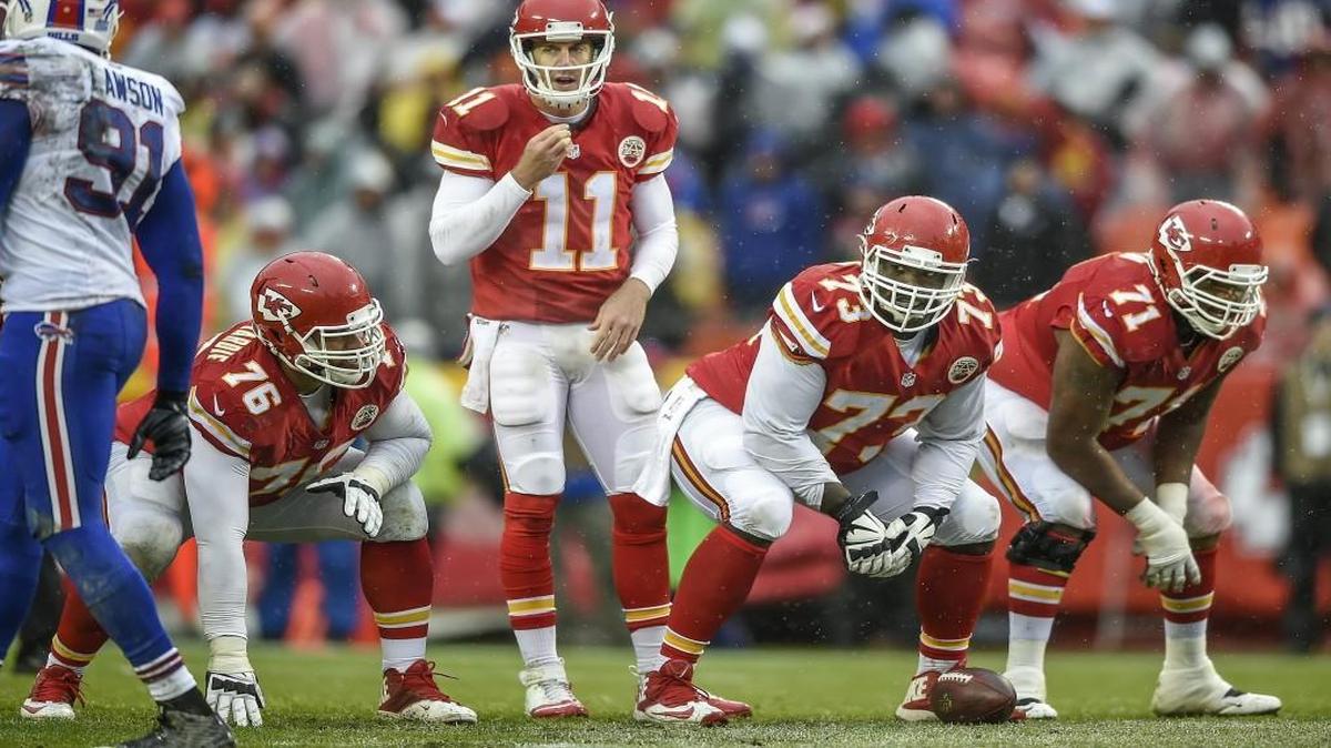 Kansas City Chiefs guard Zach Fulton (73) took over at center during the fourth quarter against the Buffalo Bills on Sunday at Arrowhead Stadium. The Chiefs won 30-22.