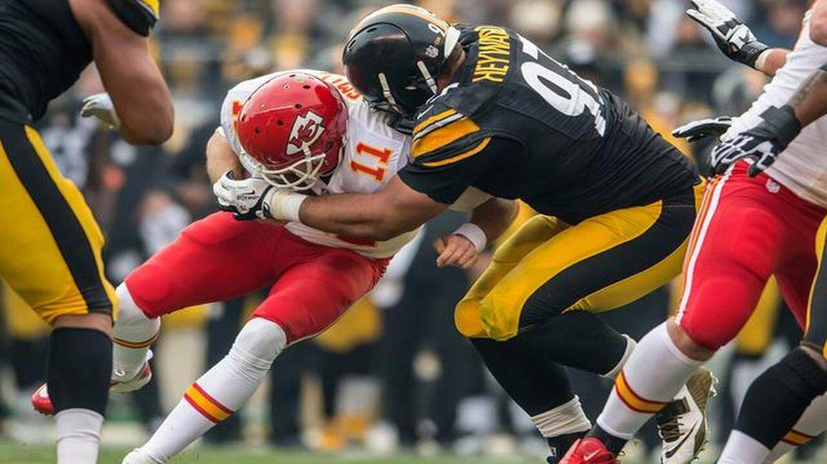 
Steelers defensive end Cameron Heyward (97) sacked Chiefs quarterback Alex Smith (11) in the first quarter to stall a drive. Smith was sacked six times during Sunday’s game in Pittsburgh.
