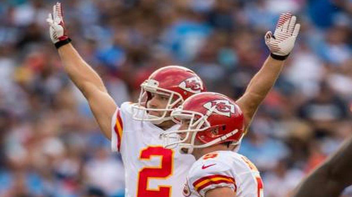 
Chiefs kicker Cairo Santos and holder Dustin Colquitt (2) celebrated after kicking the game-winning 48-yard field goal with 26 seconds left against the Chargers on Sunday in San Diego.
