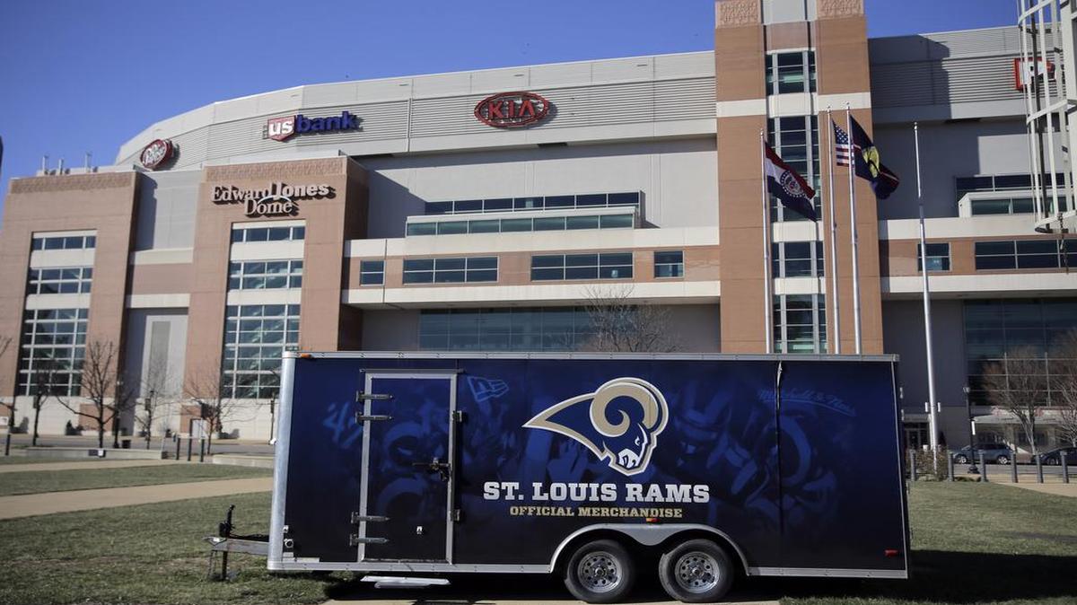 The Chiefs are courting St. Louis football fans and corporations a year after the Rams left the city for Los Angeles.