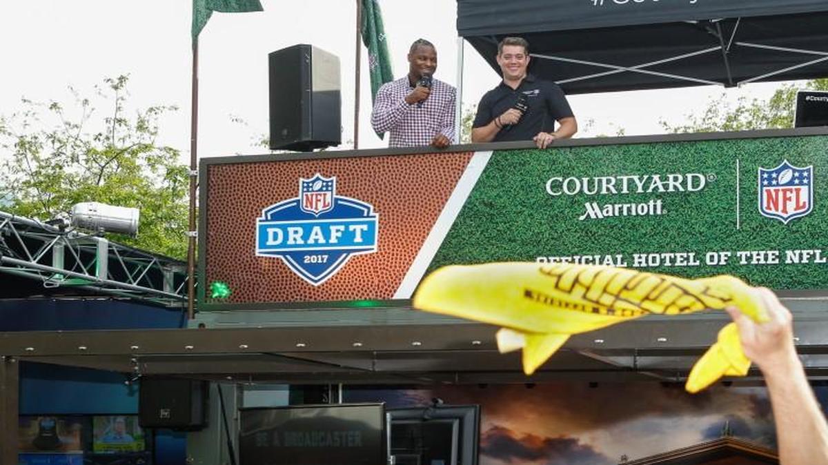 Steelers running back Le'Veon Bell, top left, speaks with fans during an event Thursday at the NFL Draft Experience in Philadelphia.