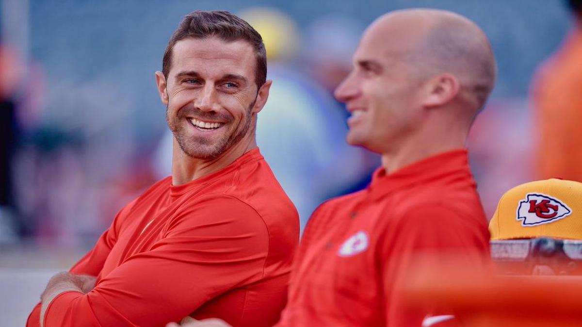 Kansas City Chiefs quarterback Alex Smith smiled on the sideline prior to the team’s season opener against the New England Patriots on Thursday, Sept. 7, 2017.
