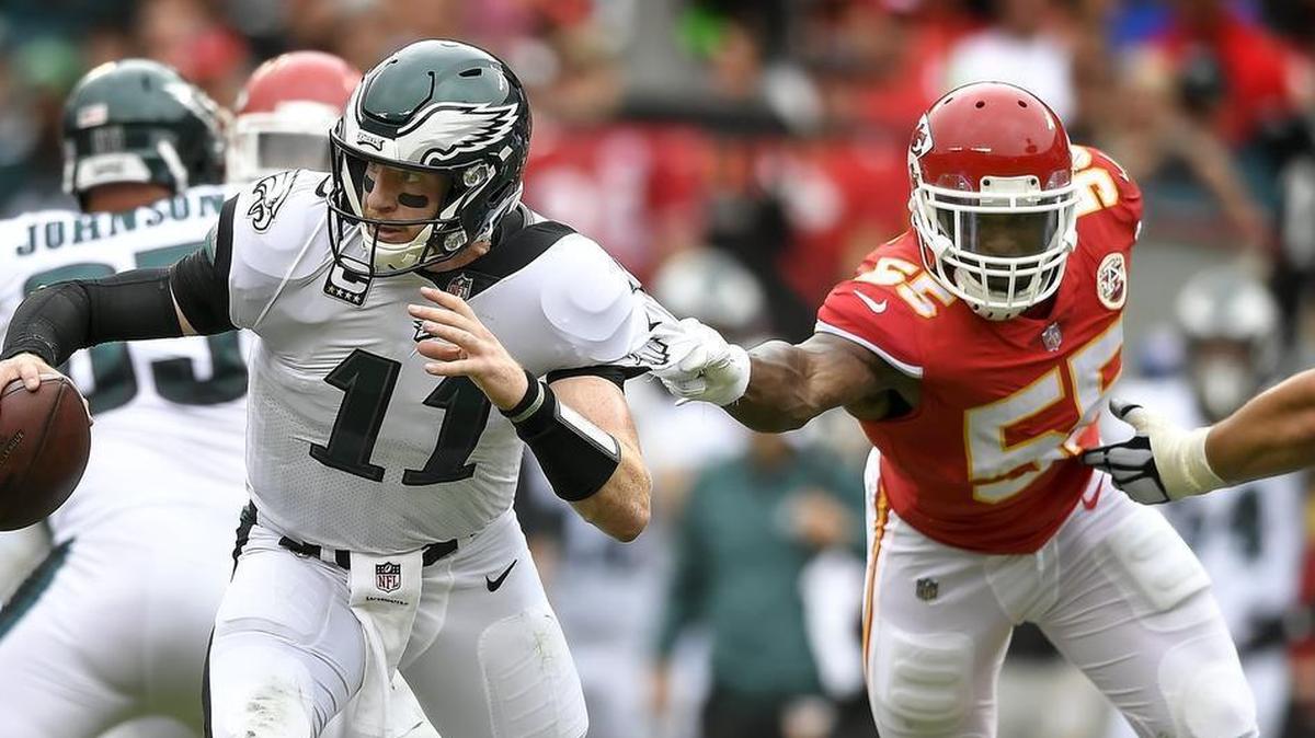 Chiefs outside linebacker Dee Ford (right) has been placed on injured reserve.