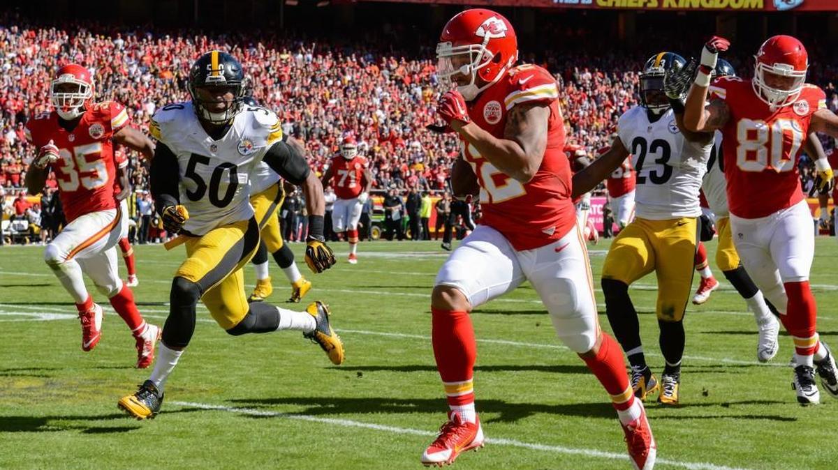 Kansas City Chiefs wide receiver Albert Wilson ran for a 40-yard gain after a second quarter pass catch past Pittsburgh Steelers inside linebacker Ryan Shazier on Sunday at Arrowhead Stadium.