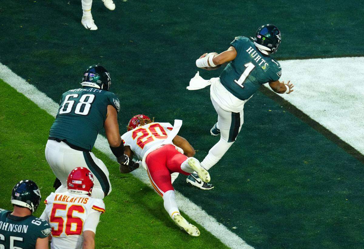 Philadelphia Eagles quarterback Jalen Hurts (1) gets past Kansas City Chiefs safety Justin Reid (20) to score a touchdown during the first half in Super Bowl LVII at State Farm Stadium in Glendale on Feb. 12, 2023.