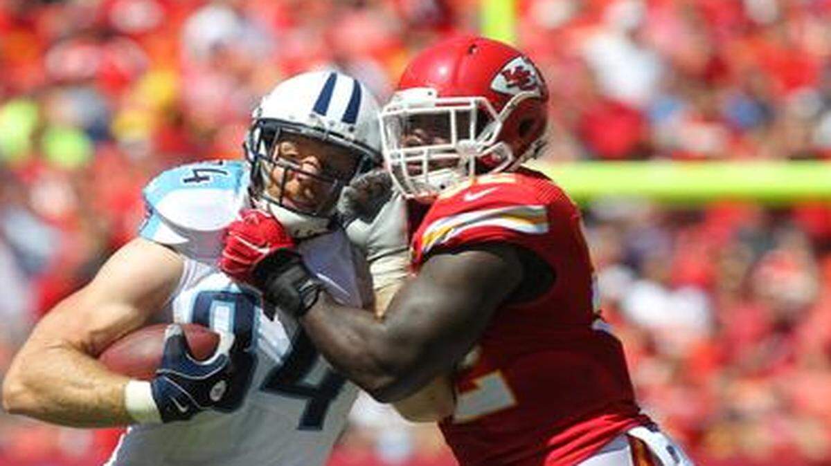 
Linebacker James-Michael Johnson (right) tackled the Titans’ Taylor Thompson on Sunday. Johnson moved into the starting lineup after Derrick Johnson was injured.


