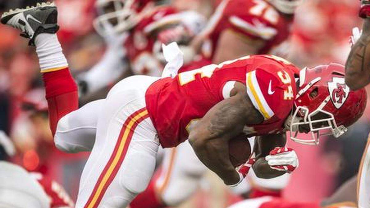 
Chiefs running back Knile Davis (34) fell into the end zone on a three-yard run in the third quarter against the Oakland Raiders on Sunday at Arrowhead Stadium. The Chiefs won the game 31-13.
