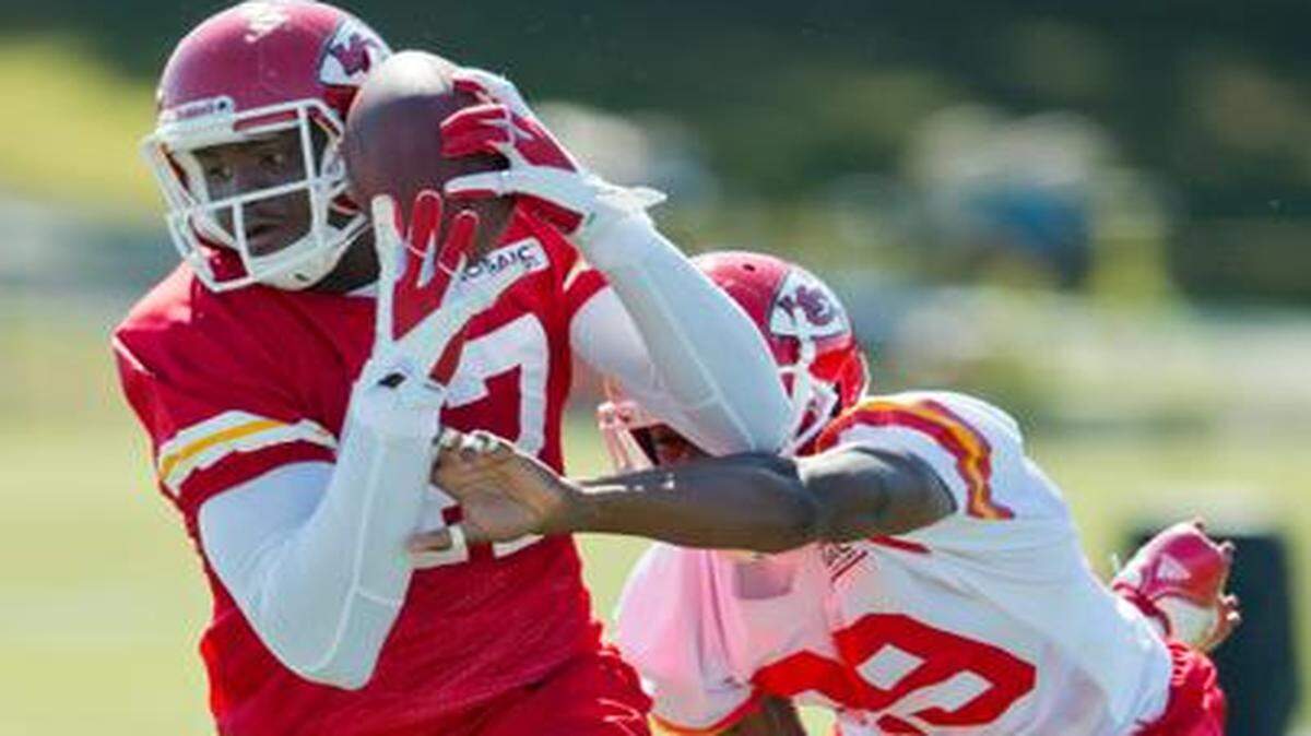 
Tight end Demetrius Harris (left), being defended by Eric Berry, was in training camp and on the Chiefs’ practice squad last year.



