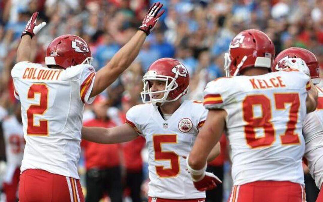
Chiefs kicker Cairo Santos (5) celebrated with teammates after his 48-yard field goal with 21 seconds to play lifted Kansas City to a 23-20 victory over the Chargers on Sunday in San Diego.
