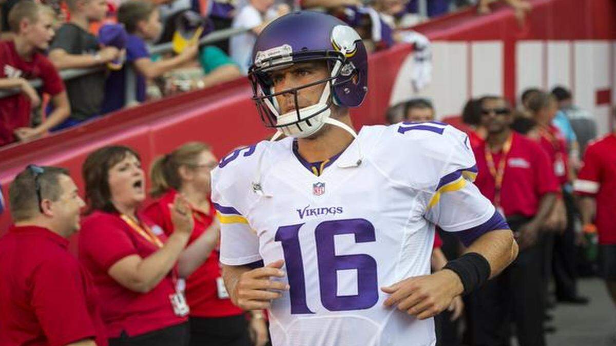 
Former Chiefs quarterback Matt Cassel returned to Arrowhead Stadium tonight wearing the purple and gold of the Vikings as Kansas City hosts Minnesota in a preseason game.
