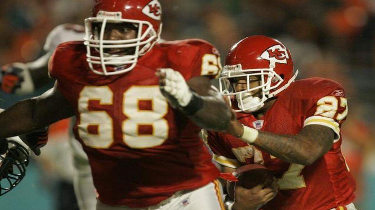 
Will Shields opened a lot of holes for different Chiefs running backs, including Larry Johnson.
