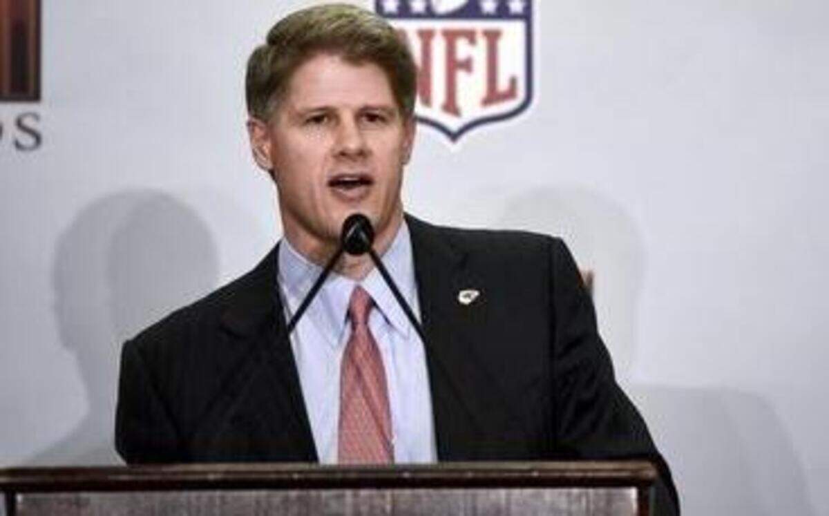 
Beginning Saturday, NFL teams will be allowed to communicate with the representatives of free agents, and Clark Hunt, the chairman of the Chiefs, wants to be abreast of whatever plan his football men chart. “We want to sign guys that can be here and make a contribution, not necessarily (sign) somebody just because he makes a splash,” Hunt says.
