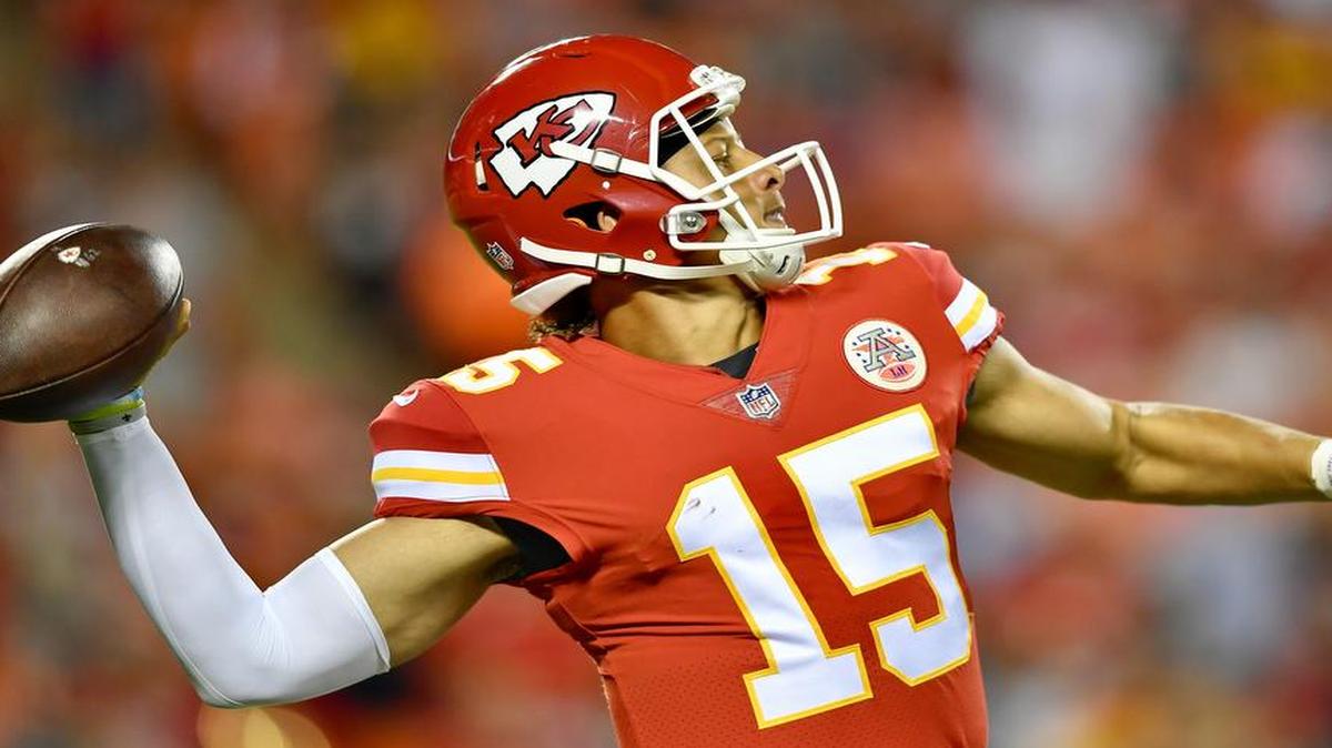 Chiefs rookie quarterback Patrick Mahomes connected with receiver Demarcus Robinson on a couple of long passes early in the Chiefs’ preseason game against the Tennessee Titans on Thursday night at Arrowhead Stadium.