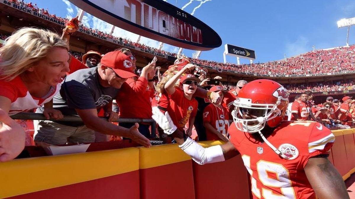 The Chiefs would love to have veteran Jeremy Maclin back for Thursday night’s prime-time showdown with Oakland at Arrowhead. The star receiver is said to be making progress in that direction.