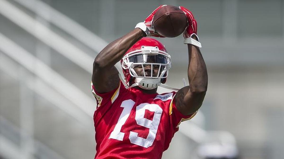 
Kansas City Chiefs wide receiver Jeremy Maclin caught a pass during team organized team activities earlier this year.
