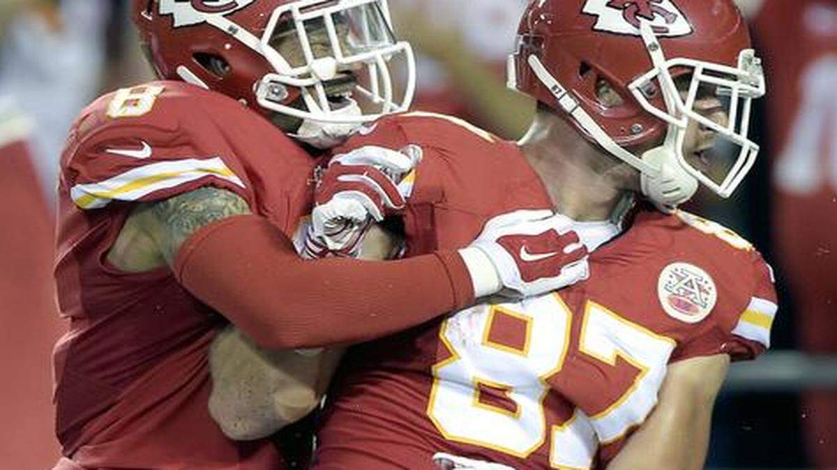 
Chiefs tight end Travis Kelce (87) was congratulated by wide receiver Albert Wilson (8) after scoring on a 69-yard catch in the second quarter of Thursday’s NFL preseason game against the Cincinnati Bengals at Arrowhead Stadium in Kansas City.
