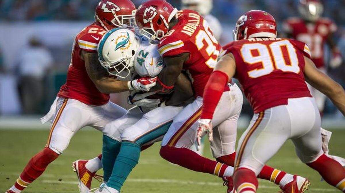 
Kansas City Chiefs defensive back Kurt Coleman (left) and free safety Husain Abdullah stopped Miami Dolphins tight end Charles Clay during last Sunday’s game.
