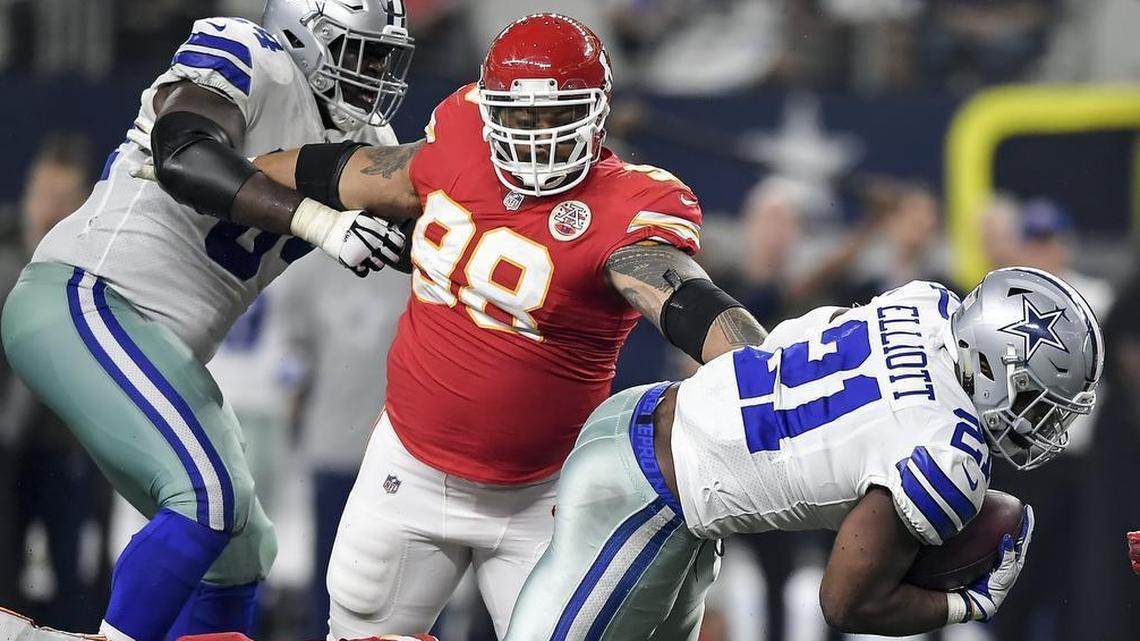Kansas City Chiefs defensive tackle Roy Miller (98) reached for Dallas Cowboys running back Ezekiel Elliott (21) during the third quarter on Nov. 5, 2017, at AT&T Stadium in Arlington, Texas.