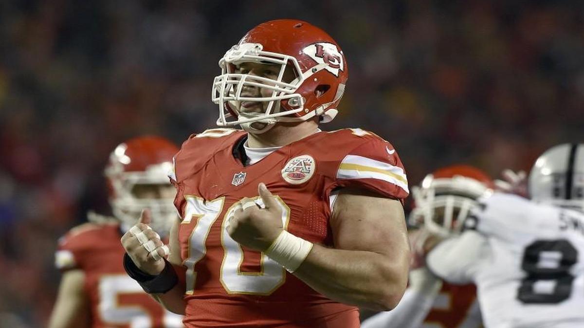 Kansas City Chiefs defensive end Mike DeVito celebrated a sack of Oakland Raiders quarterback Derek Carr in the fourth quarter of a game in January.