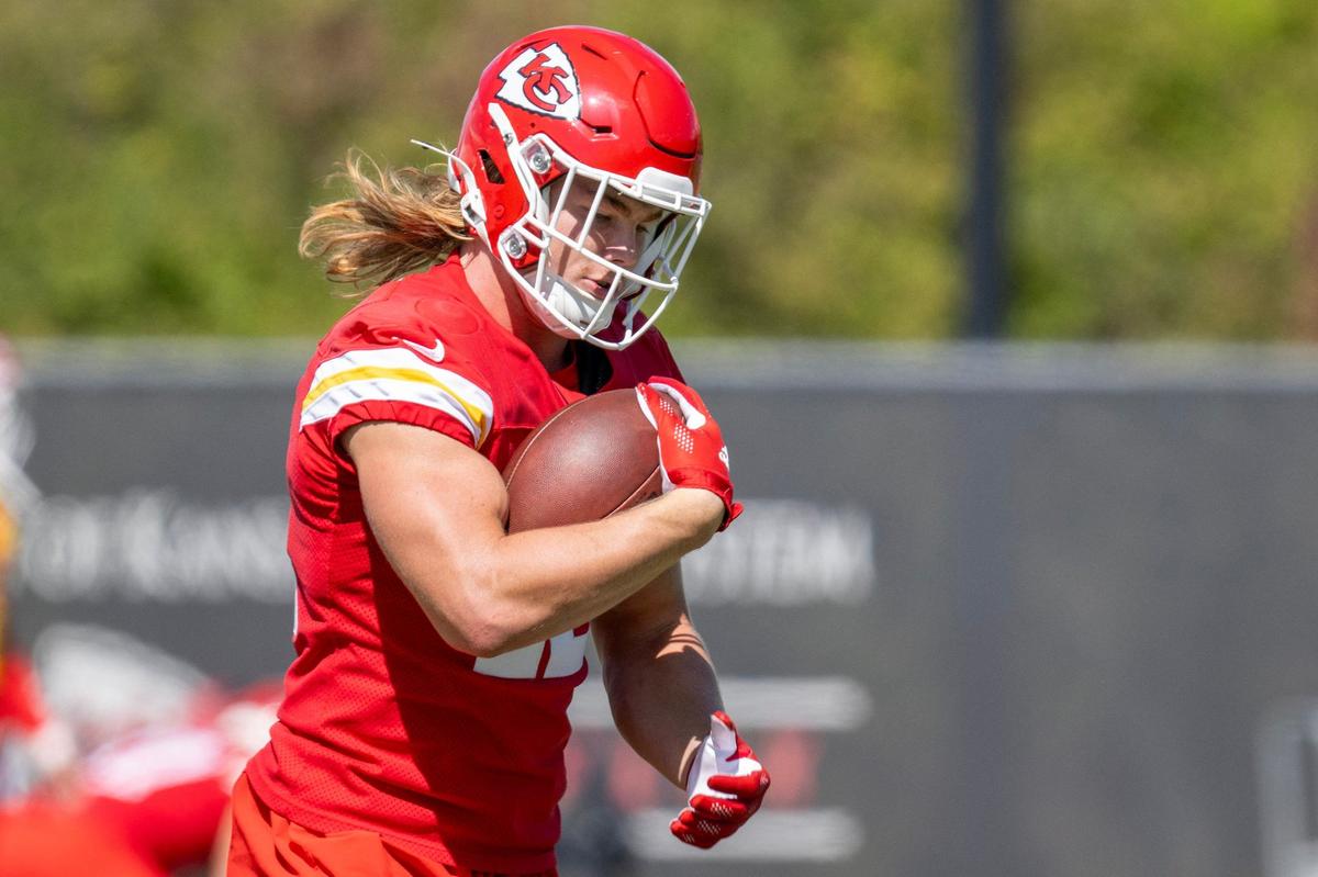 Kansas City Chiefs running back Carson Steele (42) warms up during practice at the Chiefs training facility on on Wednesday, Sept. 25, 2024, in Kansas City.