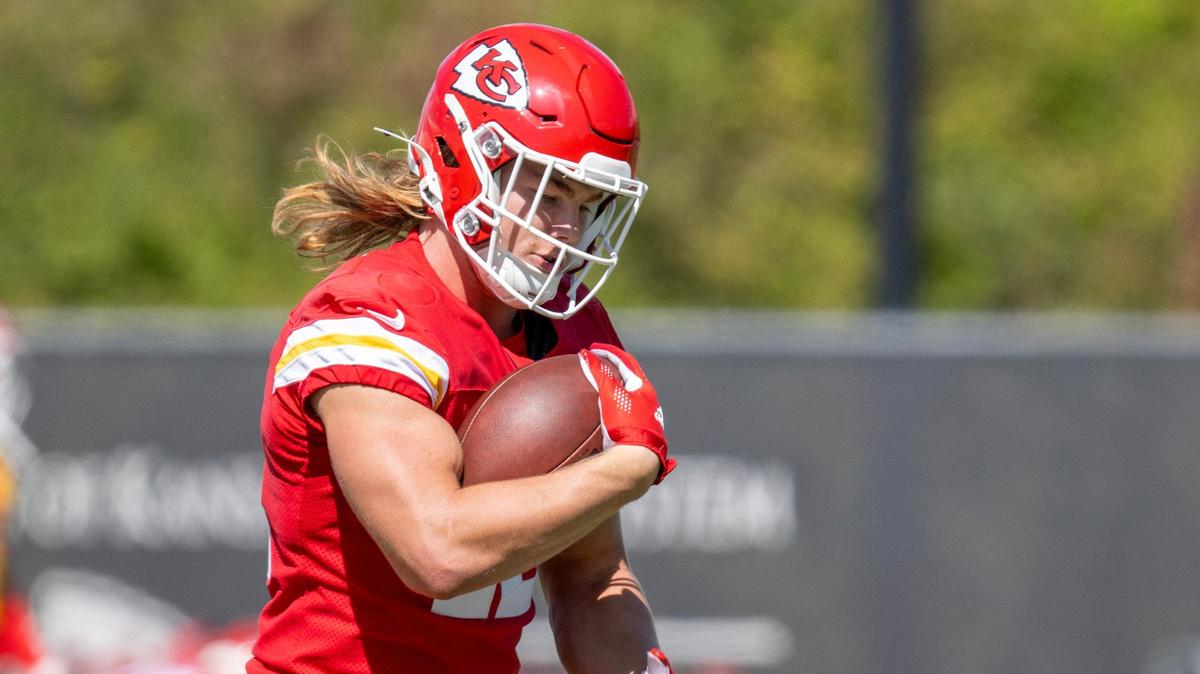 Kansas City Chiefs running back Carson Steele (42) warms up during practice at the Chiefs training facility on on Wednesday, Sept. 25, 2024, in Kansas City.