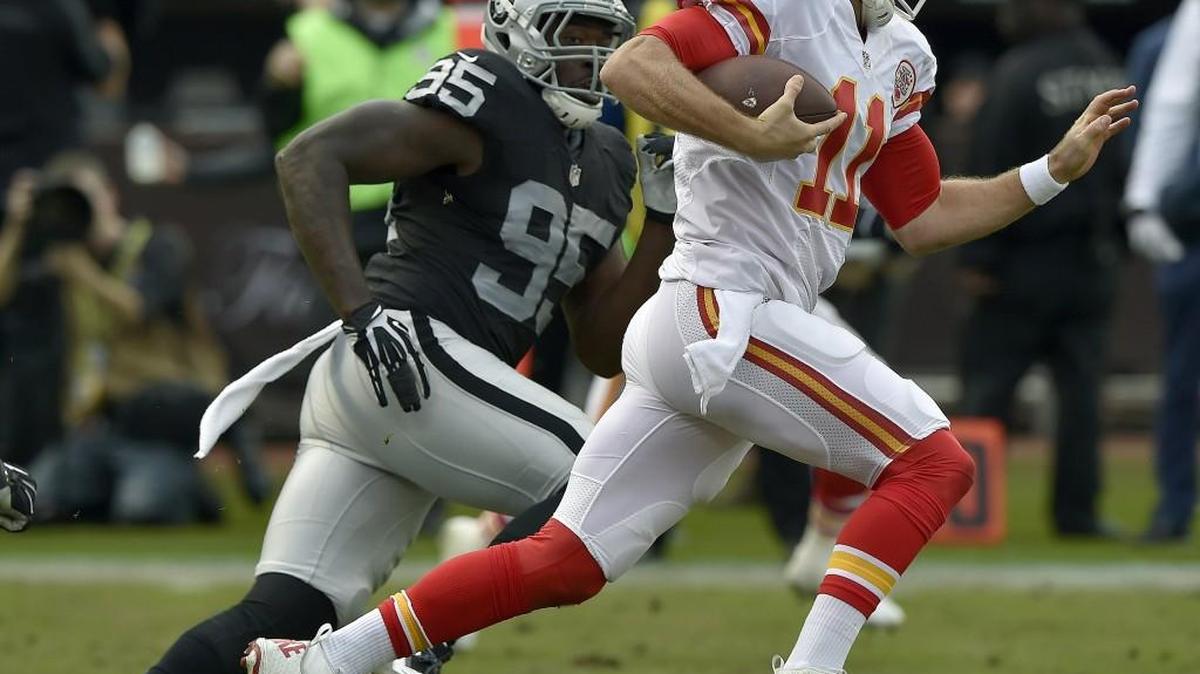 Chiefs quarterback Alex Smith (right) passed for 162 yards and two touchdowns and rushed for 23 yards and a score against the Raiders on Dec. 6 in Oakland.