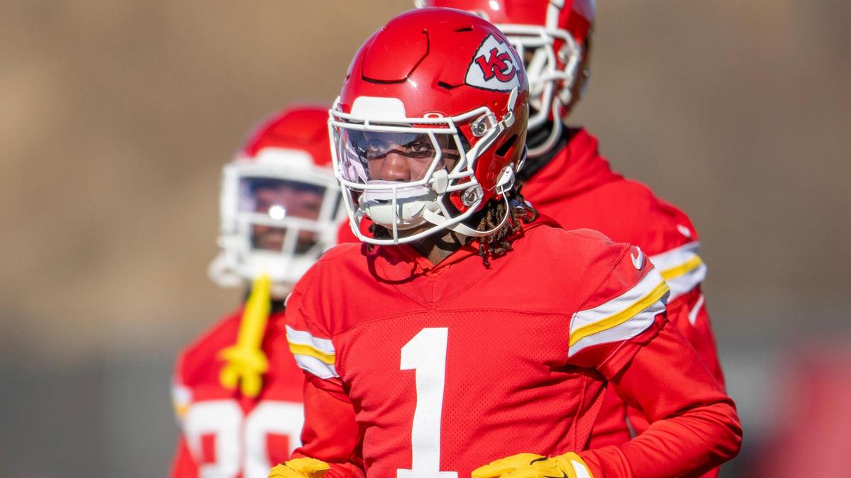 Kansas City Chiefs wide receiver Xavier Worthy (1) warms up during practice at the Chiefs’ training facility on Thursday, Dec. 12, 2024, in Kansas City.