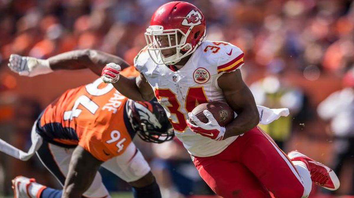 
Kansas City Chiefs running back Knile Davis scored on a 2-yard rushing touchdown in the second quarter, running past Denver Broncos defensive end DeMarcus Ware.
