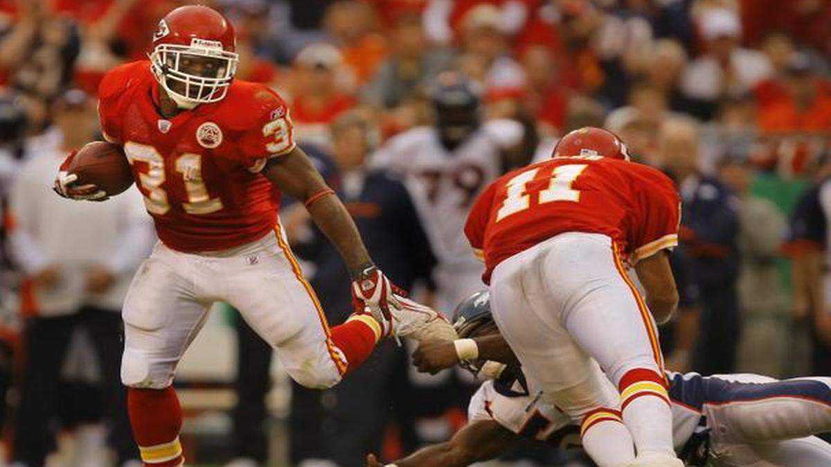 
Chiefs running back Priest Holmes looked for an opening from a block from Damon Huard during a game against Denver in 2007.
