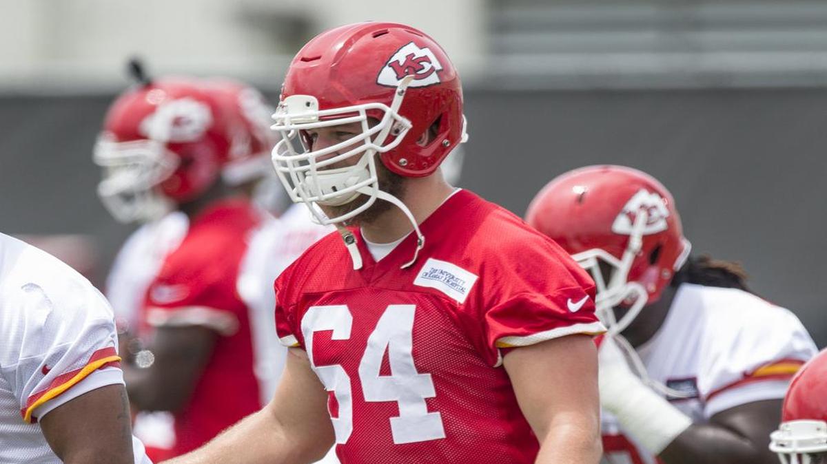 
Chiefs center Eric Kush stretched with his teammates during Wednesday’s mandatory minicamp at the team’s practice facility at Arrowhead Stadium.
