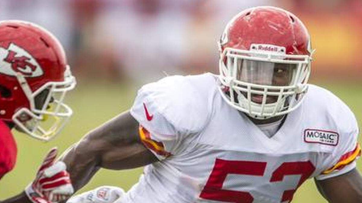 
Kansas City Chiefs inside linebacker Joe Mays (right) defended the pass route of Chiefs running back De’Anthony Thomas on Friday morning during Chiefs summer training camp practice at Missouri Western State University in St. Joseph, Mo.
