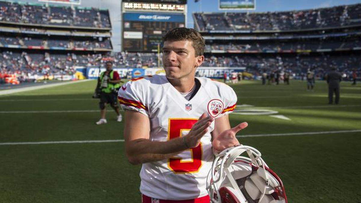 
Kansas City Chiefs kicker Cairo Santos acknowledged the Chiefs fans after Sunday’s 23-20 win at San Diego.
