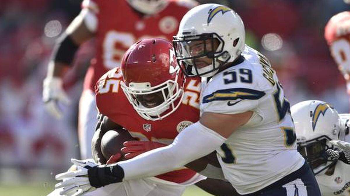 
The Chiefs’ Jamaal Charles runs during the first quarter of Sunday's game against the Chargers at Arrowhead Stadium.

