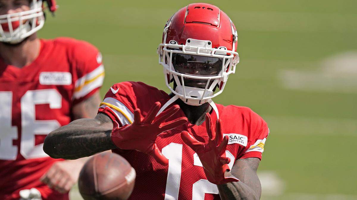 Kansas City Chiefs wide receiver Josh Gordon catches a ball during NFL football training camp Monday, Aug. 1, 2022, in St. Joseph, Mo.