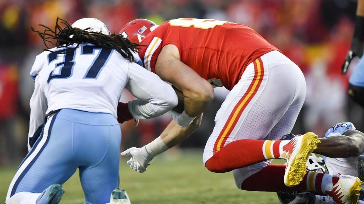 Titans defensive back Johnathan Cyprien (left) was not fined for this helmet-to-helmet hit that knocked Chiefs tight end Travis Kelce out of a playoff game last season.