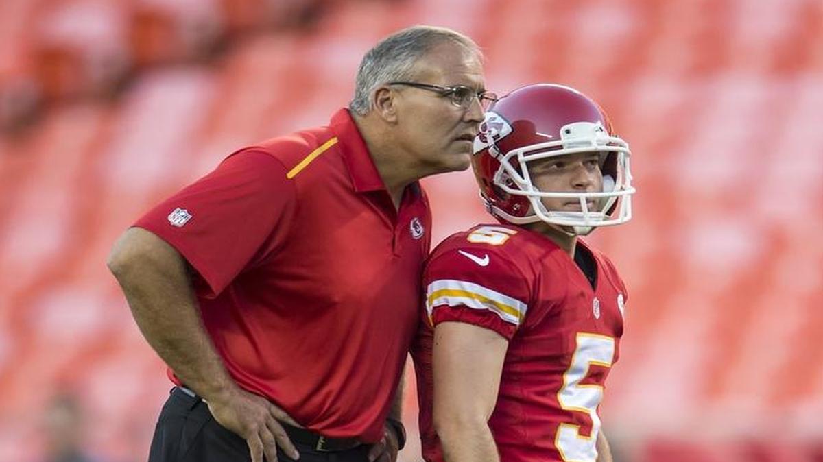 
Chiefs special teams coordinator Dave Toub (left) spoke with kicker Cairo Santos (5) during warmups before last season’s game against the Patriots at Arrowhead Stadium.
