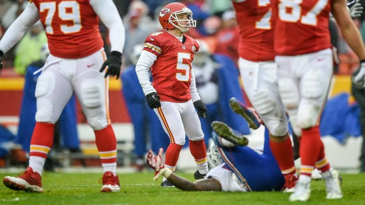 Chiefs kicker Cairo Santos watched his 54-yard field goal attempt hit the crossbar at the end of the first half of Sunday’s game. He made three other attempts.